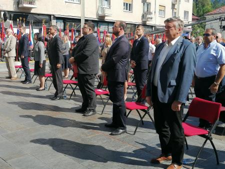 V spoštljiv pozdrav himni in Primorski